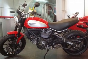 Ducati Scrambler đỏ độc đáo đầu tiên về Việt Nam