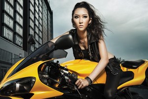 Mẫu Việt hút hồn bikers khi sánh đôi cùng superbike YZF-R1