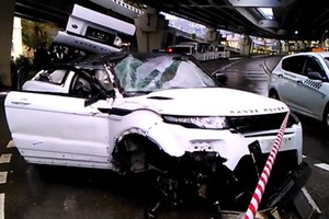 Thót tim nhìn Range Rover Evoque từ trên trời rơi xuống