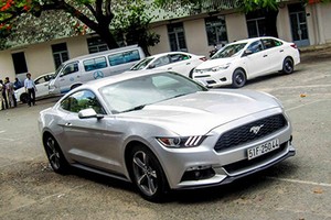 “Chiến mã” cơ bắp Ford Mustang 2015 lăn bánh trên phố Việt