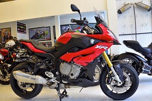 Soi BMW S1000XR có giá bán gần 800 triệu tại VN