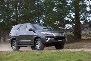 Toyota Fortuner 2016 có giá từ 700 triệu đồng với 5 phiên bản