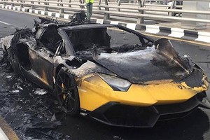 Siêu xe Lamborghini Aventador 50th cháy thành tro tại Dubai