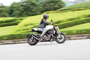 Cầm cương “quỷ đầu đàn” Ducati Monster 1200S tại VN