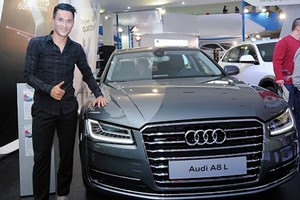 Danh thủ Công Vinh, ca sỹ Đông Nhi khuấy động gian hàng Audi