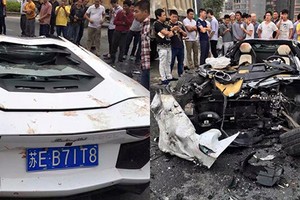 Siêu bò Aventador “tử nạn” sau màn đấu đầu xe tải 