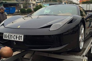 "Khủng long Mỹ" Cadillac kéo "ngựa Ý" Ferrari đi đăng kiểm