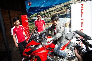 Johnny Trí Nguyễn thử "xế đa nhiệm" Ducati Multistrada mới