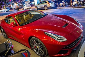 “Chạm mặt” siêu xe Ferrari F12 Berlinetta giá 21 tỷ tại Hà Nội