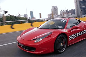 "Phát sốt" với dịch vụ siêu xe Ferrari làm taxi tại Malaysia