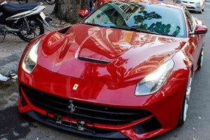 Xem “siêu ngựa” Ferrari F12 tại Việt Nam vật vã vào chuồng 