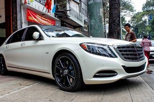 Xe siêu sang Mercedes Maybach S600 trắng mờ độ mâm ở Sài Gòn