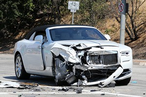 Siêu xe sang Rolls-Royce Dawn “nát đầu” bởi Toyota Prius