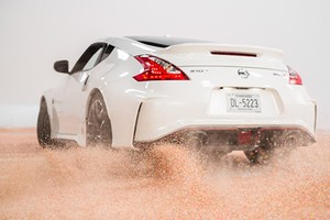 Nissan trang trí bánh Donut bằng cách Drift xe 370z