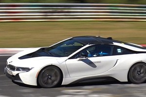 Xem siêu xe BMW i8 mui trần lăn bánh trên đường thử