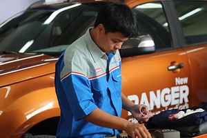 Kỹ thuật viên Ford đua tài "mổ" xe bán tải Ranger