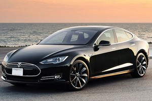 Pin trên siêu xe điện Tesla Model S nổ bung sau tai nạn