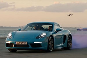 Siêu xe Porsche 718 Cayman cho 6 chuyên cơ "hít khói"