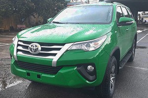 Toyota Fortuner 2017 độ phong cách taxi tại Việt Nam