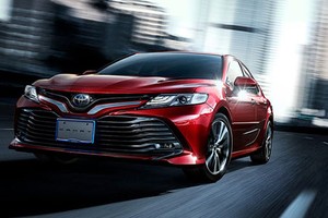 Toyota Camry Hybrid 2018 "uống xăng" siêu tiết kiệm