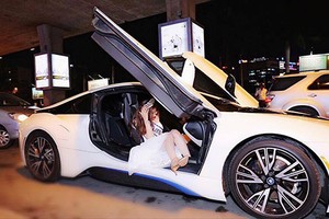 Á hậu Thanh Tuyền cưỡi siêu xe tiền tỷ BMW i8