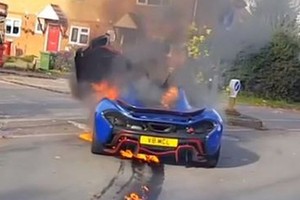 Siêu xe triệu đô McLaren P1 cháy rụi trên phố 