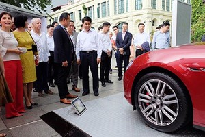 Chủ tịch Hà Nội "ngắm" xe sang Maserati Ghibli tiền tỷ 