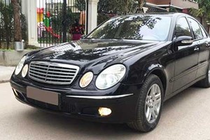 "Soi" xe sang Mercedes-Benz E200 giá 300 triệu tại Hà Nội 