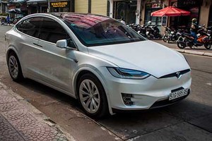 Chi tiết ôtô điện Tesla Model X P90D giá 8 tỷ tại Sài Gòn 