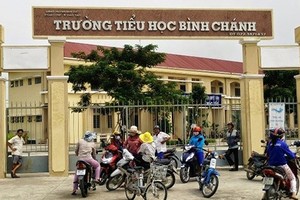 Sẽ kỷ luật hiệu trưởng, kiểm điểm cô giáo quỳ gối ở Long An