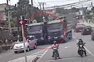 Video: 2 xe ben coi thường mạng người, đua tốc độ kinh hoàng