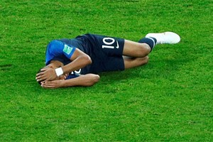 Mbappe tái diễn màn ăn vạ trong chiến thắng của Pháp