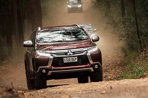 Mitsubishi Pajero Sport miễn thuế về Việt Nam đấu Toyota Fortuner