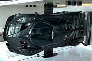 Dùng siêu xe triệu đô Pagani Zonda Revolucion làm tường ngăn