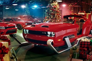 Dodge chế tạo xe trượt tuyết "cơ bắp" cho ông già Noel