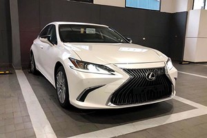 Cận cảnh xe sang Lexus ES 2019 đầu tiên tại Sài Gòn 