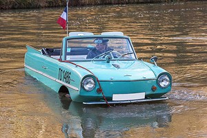 Xe lội nước Amphicar giá chỉ 237 triệu đồng cho mùa lũ 