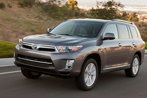 Hàng loạt xe Toyota Highlander bị rơi trục vô-lăng