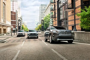 Toyota RAV4 2019 bản cao nhất "chốt giá" 951 triệu đồng