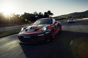 Siêu xe đua Porsche 911 GT2 RS có giá hơn 11,3 tỷ đồng