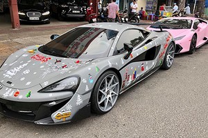 Siêu xe McLaren 12 tỷ khoác áo giáng sinh tại Sài Gòn