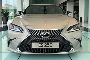 "Soi" chi tiết Lexus ES 250 giá 2,49 tỷ tại Việt Nam