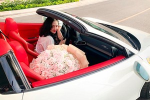 Hot girl Sài Gòn tậu siêu xe Ferrari 458 Spider biển Lào