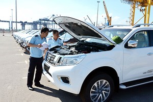 Hàng chục xe Nissan bị "bỏ quên" ở cảng Hải Phòng