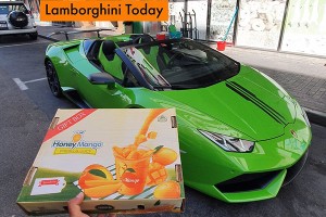 Lái siêu xe Lamborghini Huracan mui trần đi ship xoài tại Dubai