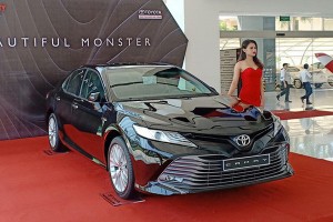 Toyota Camry mới giảm 25 triệu đồng, "đấu" VinFast Lux A2.0 