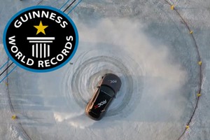 Porsche Taycan Cross Turismo lập Kỷ lục Guinness với 69 vòng "donut"