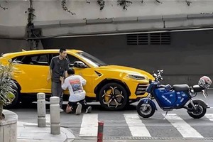 Thanh niên tông móp siêu xe Lamborghini Urus, quỳ xuống xin chủ xe