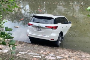 Video: Toyota Fortuner vừa ra biển một tuần đã "tắm" sông Kim Ngưu