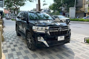 Cận cảnh Toyota Land Cruiser 2021 cũ hơn 5 tỷ đồng ở Hà Nội